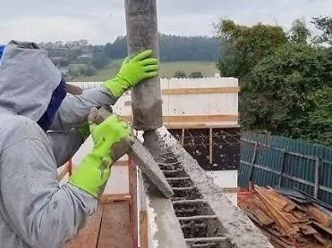 Concreto lançado com mangote em canaleta de bloco