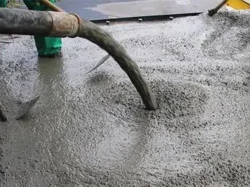 Mangote lançando concreto fresco em piso